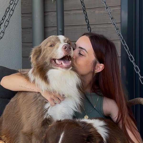 Éloïse, présidente et trésorière de Wild Sun Rescue, avec son chien