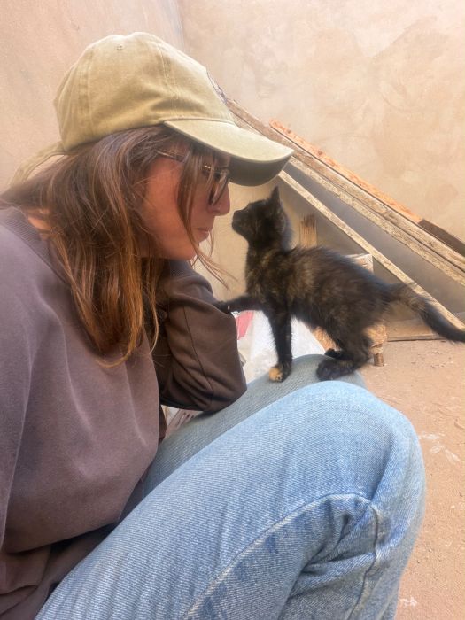 Un instant de complicité entre une bénévole et un chien